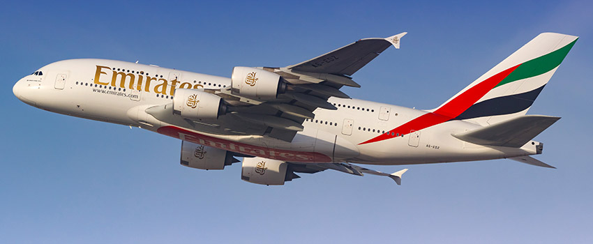 avion en vol de la compagnie aerienne emirates airlines