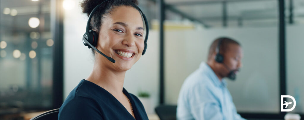 femme du service client delayed souriant apres avoir aide un passager