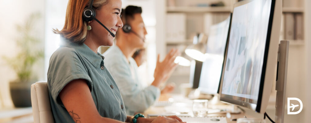 femme du service client souriant apres avoir aide un passager