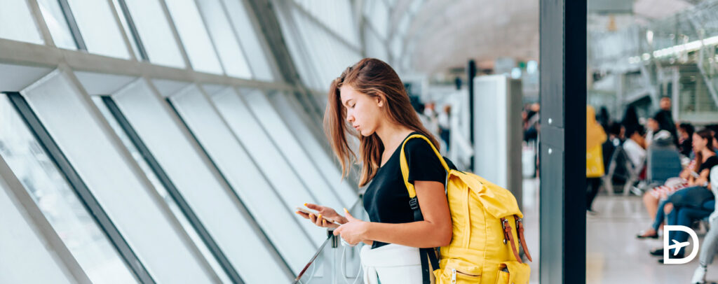 voyageuse visiblement agacee en lisant un message automatique de la compagnie aerienne