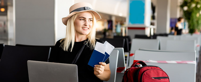 passager consultant son téléphone pour suivre l'état de son vol